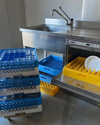 Lavastoviglie professionale con acquaio e cestelli