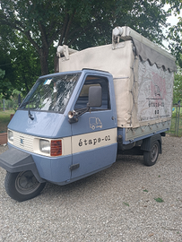 Ape Car allestita per vendita abbigliamento