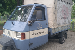 Ape Car allestita per vendita abbigliamento