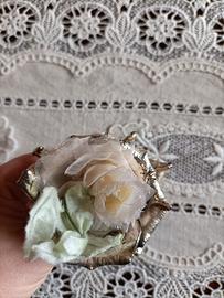 Graziosa rosa anticata in metallo e stoffa