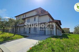 Appartamento di 110 m² con 4 locali e box auto a R