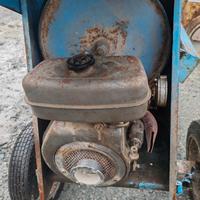 betoniera a bicchiere con motore a scoppio