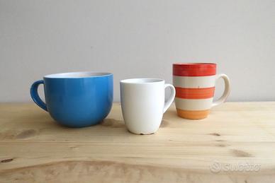 Set di tazze colorate per riciclo