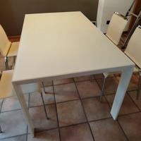 tavolo in vetro e sedie 