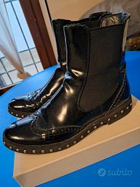 Stivaletto nero e scarpa CINTI maculata