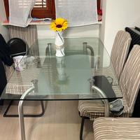 Tavolo in vetro e sedie di design