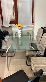 Tavolo in vetro e sedie di design