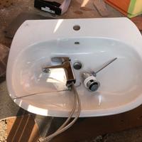 Lavabo sospeso con rubinetto  e tappo