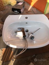 Lavabo sospeso con rubinetto  e tappo
