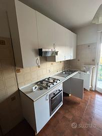 Cucina usata con forno e fornelli