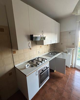 Cucina usata con forno e fornelli