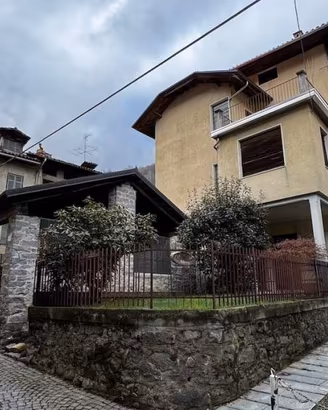 Villetta a schiera di 300 m² con più di 5 locali e