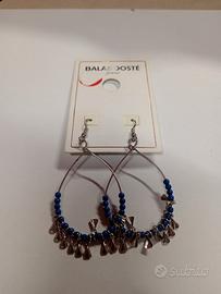 Orecchini con perline blu 