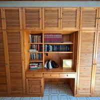 Armadio da cameretta con scrivania.