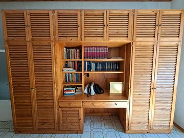 Armadio da cameretta con scrivania.