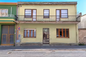 Casa indipendente bilivelli con cortile