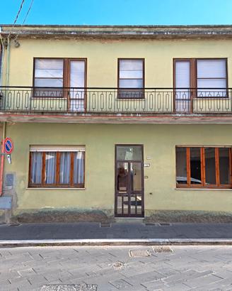 Casa indipendente bilivelli con cortile