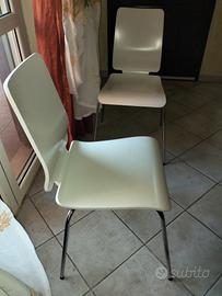 Sedie bianche eleganti 