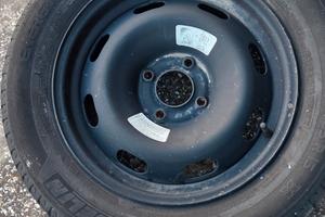 una ruota completa Peugeot 207