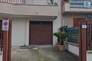 Locale deposito 100mq con accesso carrabile