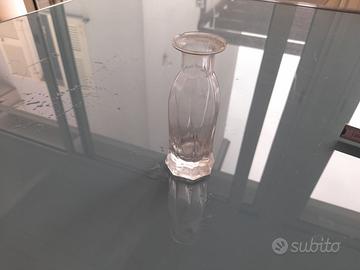 vasetto antico in vetro lavorato a mano