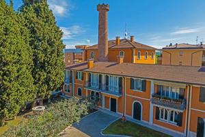 Palazzo / Stabile di 1300 m² con più di 5 locali a