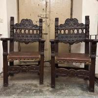 Coppia di poltrone antiche in legno