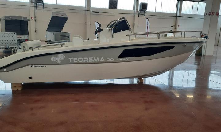 Barca semicabinata Teorema 20 WA