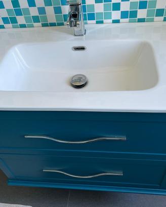 Mobile bagno sospeso con lavabo di Leroy Merlin.