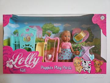 Bambola, cuccioli e parco giochi