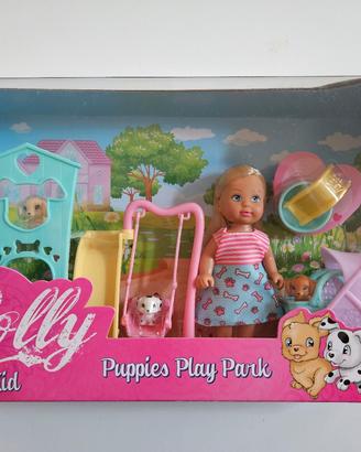 Bambola, cuccioli e parco giochi