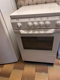 Cucina con forno elettrica