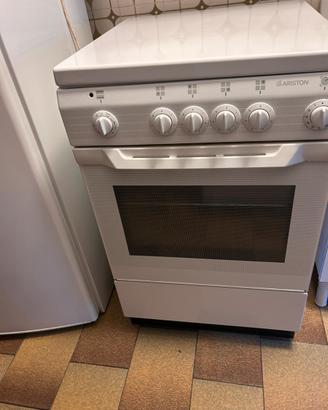 Cucina con forno elettrica