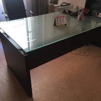 scrivania in vetro e legno scuro