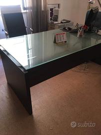 scrivania in vetro e legno scuro