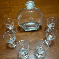 Bicchierini e bottiglia da liquore