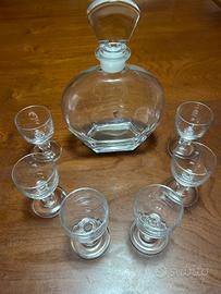 Bicchierini e bottiglia da liquore