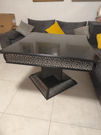 Tavolo nero moderno con decori in argento