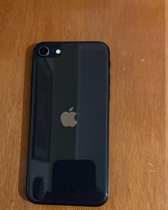 iPhone SE 2020 con accessori