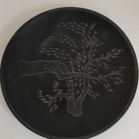 Piatto nero firmato.