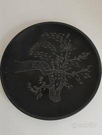 Piatto nero firmato.