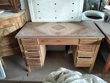 scrivania intarsiata 