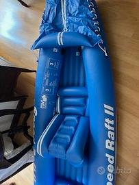 Canoa gonfiabile due posti con un paio di remi