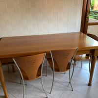 Tavolo fisso in legno 6 pax e 4 sedie