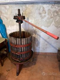 Torchio manuale per uva in legno e ghisa
