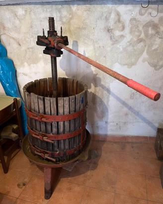 Torchio manuale per uva in legno e ghisa