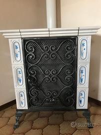 Stufa a legna rivestita in maiolica