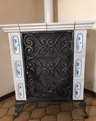 Stufa a legna rivestita in maiolica