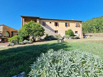 Rustico / Casale di 450 m² con più di 5 locali e b