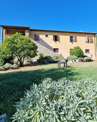 Rustico / Casale di 450 m² con più di 5 locali e b